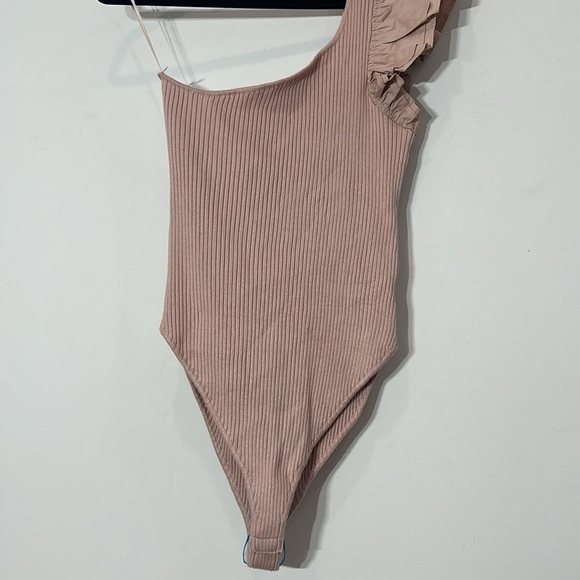 En Saison ribbed stretch single statement ruffle shoulder bodysuit plus size 2X - Picture 3 of 6